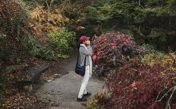 A person carrying the Icon as a shoulder carry.